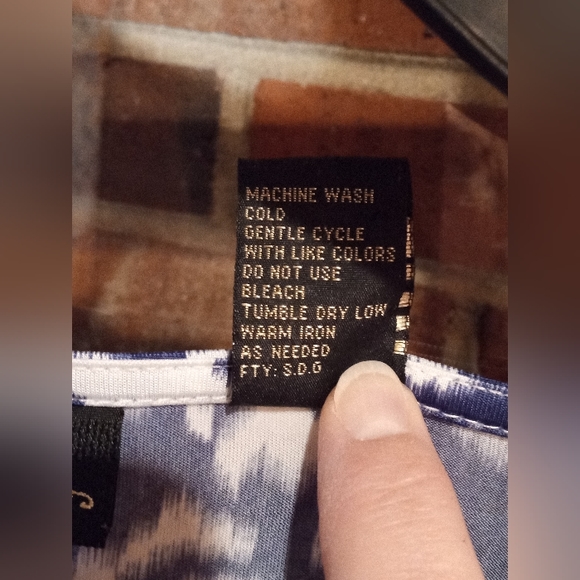 Sara Studio woman Beautiful design navy blue size 1X has some stretch to it - Picture 4 of 6